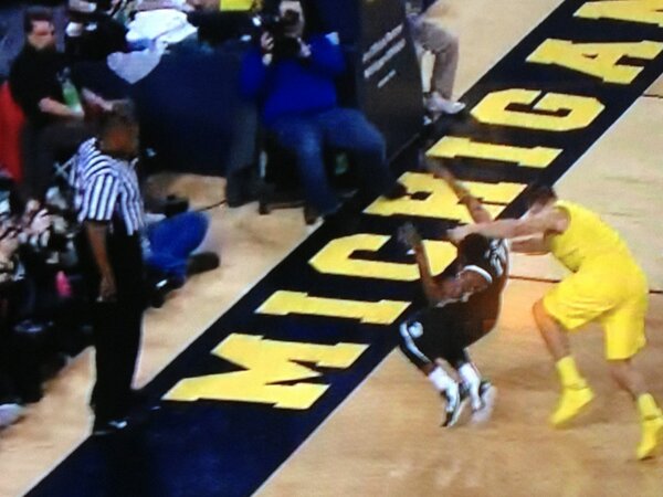 clarkintenn's tweet photo. @Money23Green seriously!!!??? No foul? http://t.co/8bwRGOqr8e