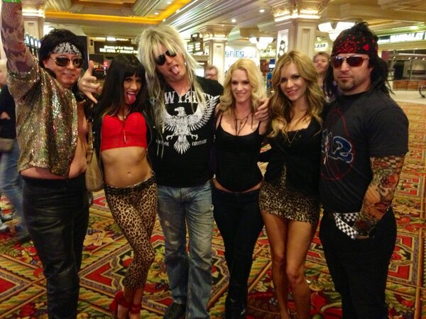 ModelCandiceM's tweet photo. Been a while. Here's something awesome to make up for my absence @pantera @Invy_rose http://t.co/vsHh2ZeSjC