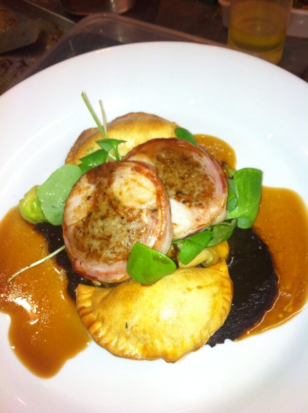 everttepas's tweet photo. Heerlijk! Konijn rouleau, pastei en oerpeen crème. #restaurantweek hoofdgerecht http://t.co/CSWOHmM2ip