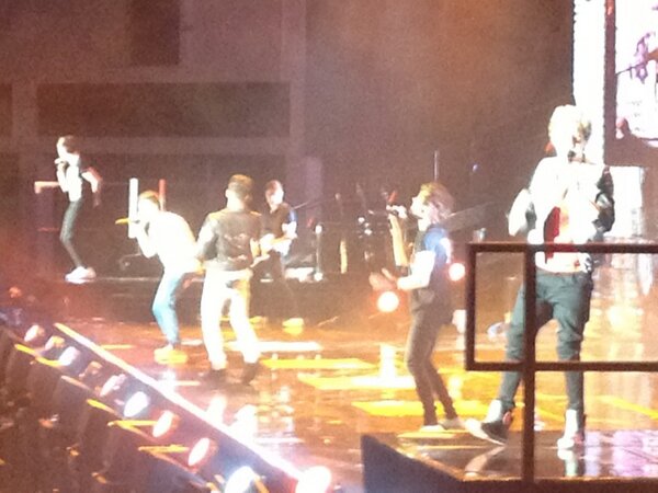 Linzi_White's tweet photo. @onedirection #cardiff #amazing #gig http://t.co/ym4XWCUeXa