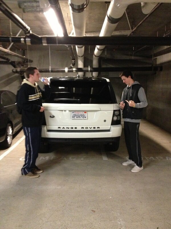 kravchuk_nick's tweet photo. Double parking like it's his job @ryanbybee_ #bunk http://t.co/dNA6FKTt6O