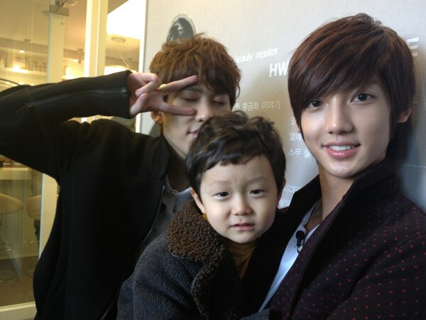 hellobaby_7's tweet photo. 이번 주 아빠들이 찾은곳은 어디일까요~?
귀요미 현성아빠와 아기정민&amp; 영민아빠^^
예쁜 일주일 되세요:) http://t.co/mI0WkV9tKB