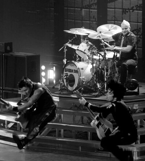 GreenDayTrelogy's tweet photo. This is the band of my life and no one can changed it http://t.co/lyZHJeOesP