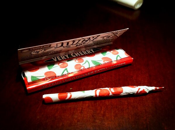 ChroniCommunity's tweet photo. Very Cherry joint rolled with #JuicyJay papers http://t.co/GPSopIdpsh