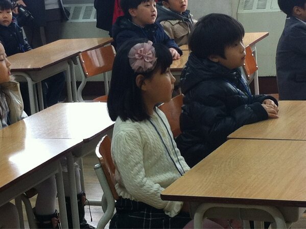 nosedot's tweet photo. 서연이가 초등학교에 입학했다. 회사일이 바빠서 안오려고 했는데 아빠로서 꼭 도리를 하고 싶어 왔다.벌써 초등생이라니 힘들지만 더 열심히 살아야겠다.너도 아빠도 화이팅!! http://t.co/iGaQJFVq8x