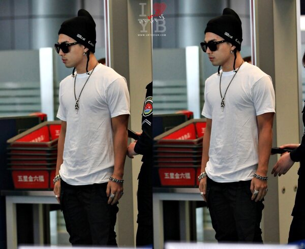URTHESUN's tweet photo. [PHOTO] 130302 ~ 0303 Incheon >> Nanjing >> Incheon  공항패셔니스타★ #태양 ♥_♥ #TAEYANG #URTHESUN ▶http://t.co/a0PIyC1zgJ http://t.co/vORrfGNzZN