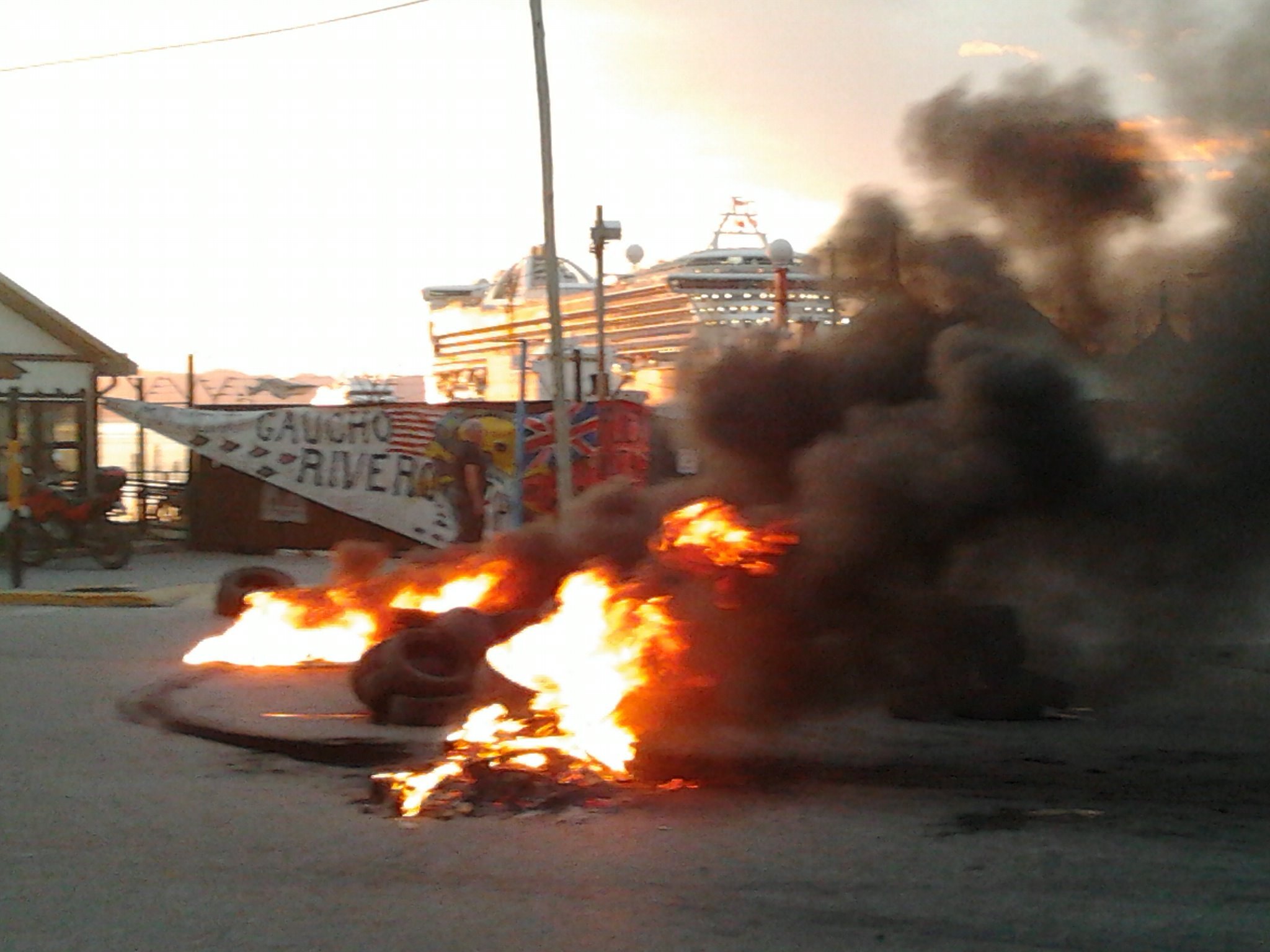 BEgiSj3CcAA5CmY.jpg:large