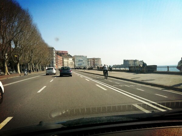kadecaro's tweet photo. @demagistris via Caracciolo potrebbe essere sempre aperta alle auto dal lun al ven
Auto,bici e pedoni insieme felici http://t.co/YyVXFQiI3q