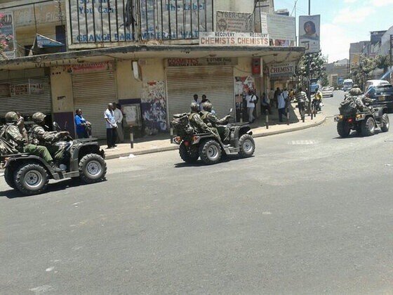 Nixriq's tweet image. #SomeoneTellFrench24 and their crony reporter @stuartf24 that these are just @KenyaPolice on patrol, #NotDramatic