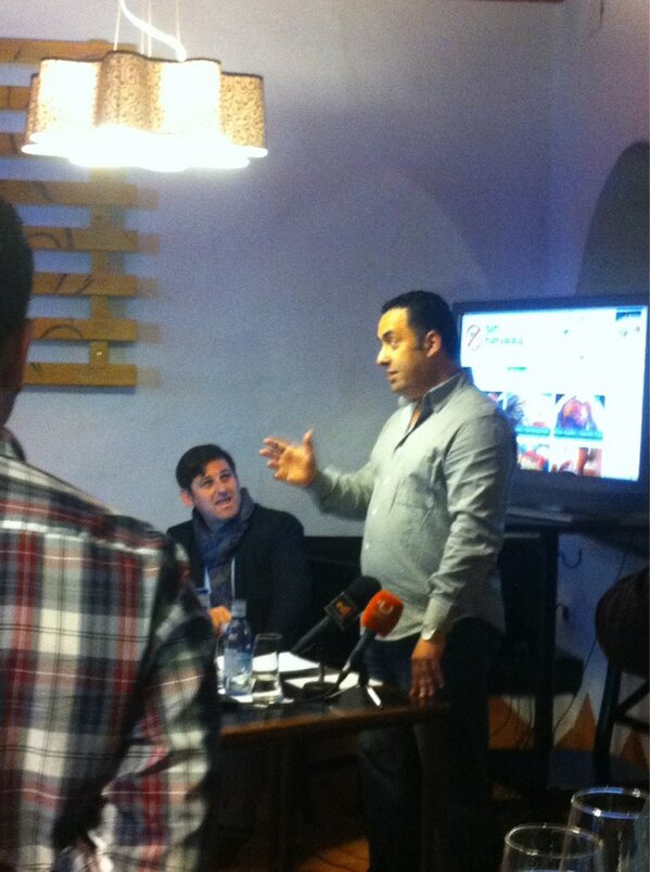 La_Bodeguilla's tweet photo. Javier ya ha empezado la presentación de @SinNevera #sinnevera http://t.co/yn5OxwpHSj