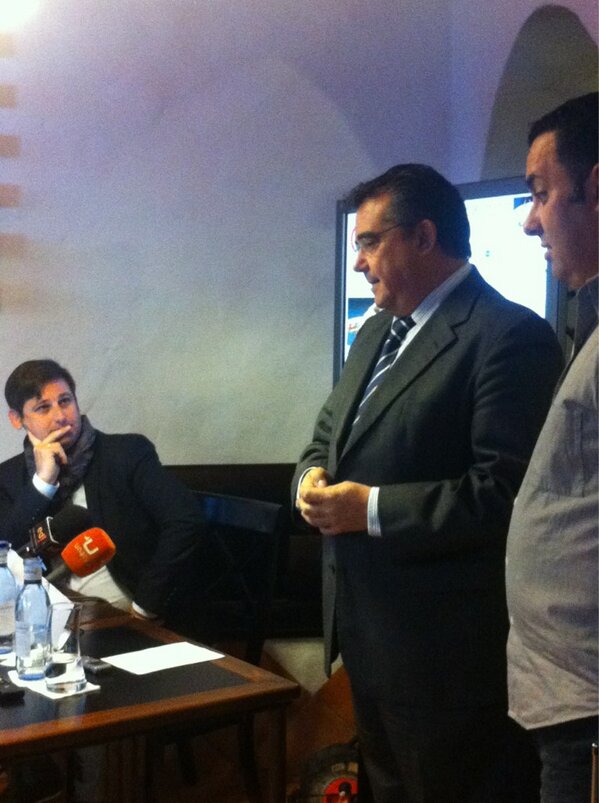 La_Bodeguilla's tweet photo. Gracias a @enriquemoresco por asistir al evento. "El Puerto necesita gente positiva" @SinNevera #sinnevera http://t.co/dqYqYJZiFW