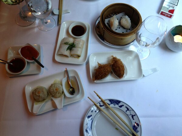 Treeswijkhoeve's tweet photo. Na noeste arbeid bij de opname van #rvt  even lekker snacken met @bartvandewal bij Asian Glories #rotterdam. #lekker http://t.co/Eze1g9mCEm