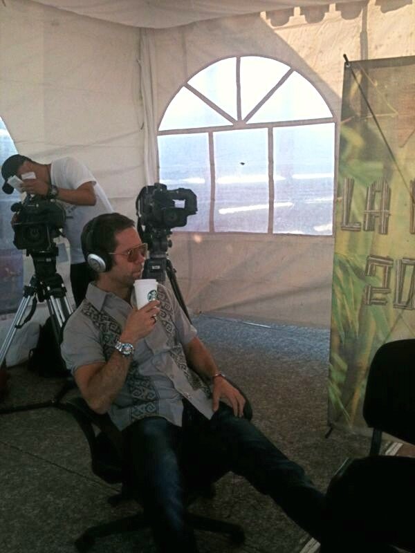 Geor_Ramos's tweet photo. Nuestro guapisisimo conductor @lukinialejandro en su coffe break! #veracruz #laisla2013 @IslaReality http://t.co/HfCwVTT87t