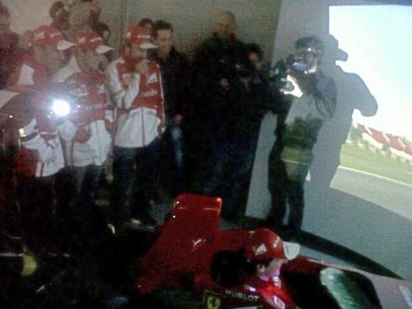alo_oficial's tweet photo. Día divertido con @Felipe1Massa @marc_gene @PedrodelaRosa1 en el evento. Aquí viendo a Pedro PERDER una apuesta..;) http://t.co/2FT25AsTll
