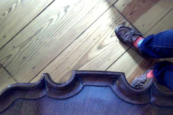 MonicaMSny's tweet image. Detail shot #PieCrustTable &amp;amp; check out that hardwood floor . . . if you&apos;re into that sort of thing . . . which I am.