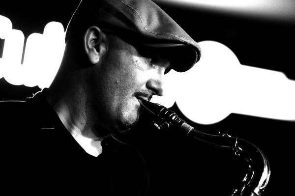 Te apoderas del mundo en un instante.. Le robas la lógica.. Y tu mientras te alimentas de misterio e incertidumbre