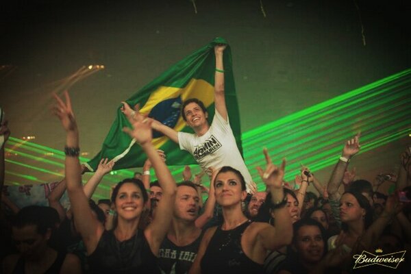 victorserenity's tweet photo. meu colega Fernando Matt, representando como sempre!  hahah  #ASOT600SAO http://t.co/kp4Bz36cgH