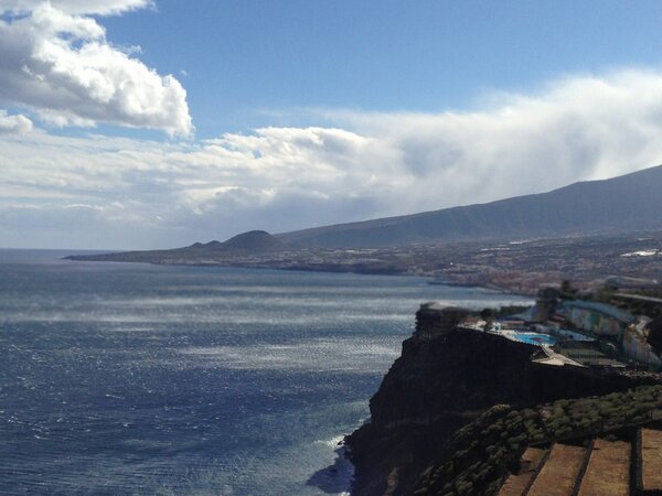 Fuertes rachas de viento levantaban esta tarde el mar frente a Güímar y Bco Hondo. #MeteoTenerife