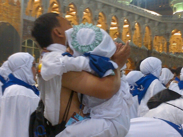 Di depan ka'bah Sambil memangku anak, sambil memohon kpd Pemilik segala takdir, Penentu segala kejadian