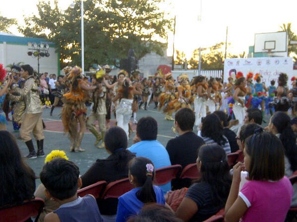 DIFCozumel's tweet photo. Festejando a todas las familias con el show de Arlequines del sol @Lito_Joaquin @MBGA53 http://t.co/88zMAYYgQJ