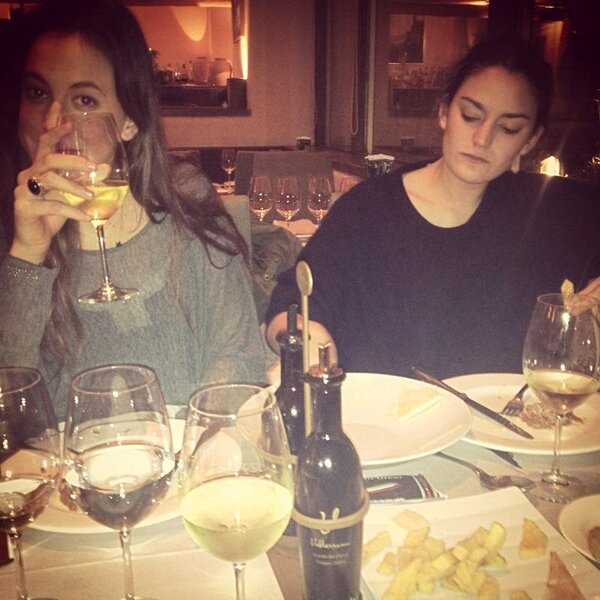 MariaMasaveu's tweet photo. Buenas noches! Para rematar la gran semana, cenita  con la mejor compañía @claudietg @OfficialNeva @martitta5 http://t.co/EL9wmdGD5d