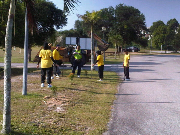 nadiaakhmar's tweet photo. #PlantTree4peace hari ke-2 Dato @KP_RELA @LukemanSaaid @zeekay15 @relamalaysia @AliasMdJali @RELAMelaka @AAparachi http://t.co/buLUwIJSTf
