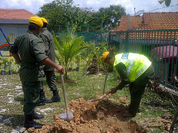 Mustafa_DSMI's tweet photo. :No to #LahadDatuAttack #We1Peace! #AmanMsia dinikmati! ie. #1juta pokok @relamalaysia @arahimradzi @HishammuddinH2O http://t.co/CL5VuGErwq