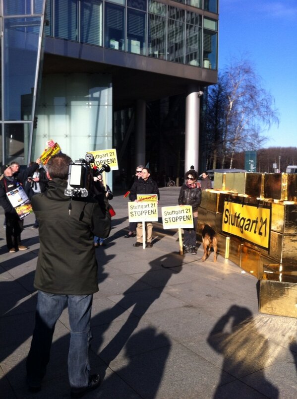 DieFruehstarter's tweet photo. #S21 Proteste. Rund 20 protestler. Vor allem Generation 60 plus (fr) http://t.co/rhpbvoxKzT