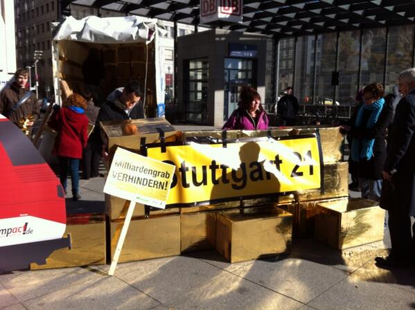 DieFruehstarter's tweet photo. #S21 Abbau der Kulisse des Strassentheaters am Potsdamer Platz. Einzelne Protestler wollen weiter bleiben. (fr) http://t.co/K6NTztTRHl