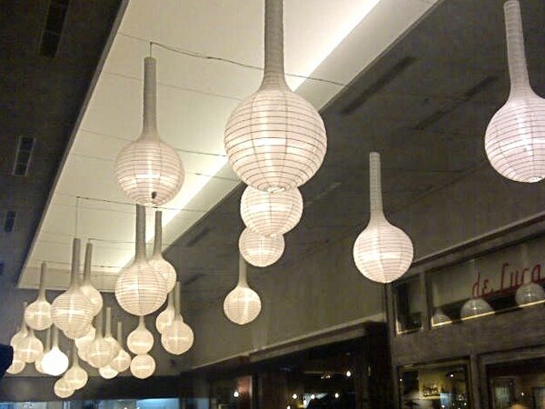 LenteraLighting's tweet photo. Sekarang lampion udah gak buat pribadi doang, tapi juga menarik untuk dipajang scr komersil #lampion http://t.co/9ivejJvwim