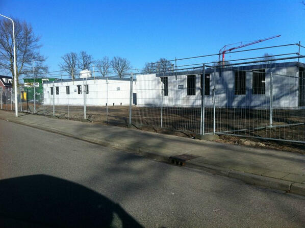 1e Verdiepingsvloer ligt en wordt eind deze week afgestort. Installateur druk met aanbrengen leidingwerk.