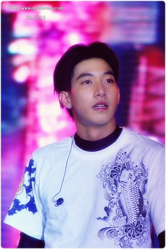 mootono_pk's tweet photo. ฝากถึงทุกคนว่า "บ่ฮักบ่ว่าเจ้าดอกคำแพง" :-) ผมรักพวกคุณนะครับ รักมากๆ :-) http://t.co/sj9EnOWVzH