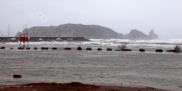 La millor foto del dia! L'Estarit en plena #llevantada (foto Josep Ventura)
Onades de més de 4 metres!