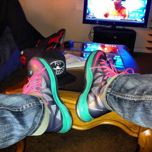 sambam91's tweet image. Bet nobody got these #bronmovement #customshit oh them 13s in the back too lol