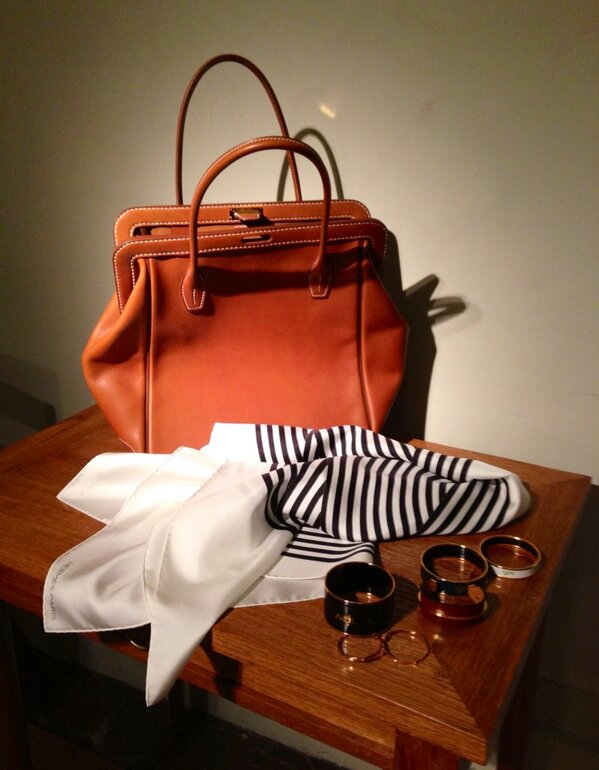 VogueFrance's tweet photo. Sacs, foulards et bracelets au défilé #Hermès #PFW http://t.co/4fRAyWhc1t