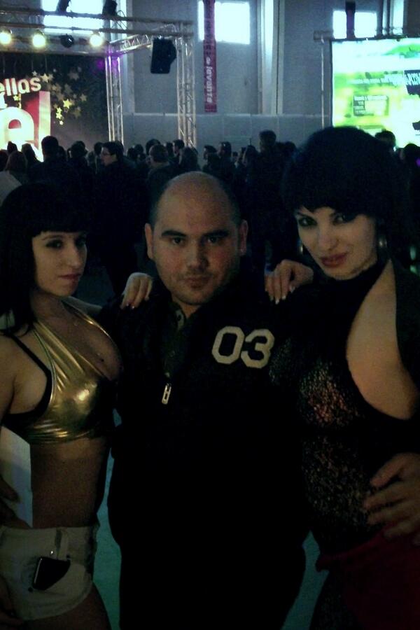 franvivancos2's tweet photo. Yo en @Eroticolevante con estas dos grandes actrizes @brenda_boopp y @amandaxes http://t.co/HOtMtq7WIf