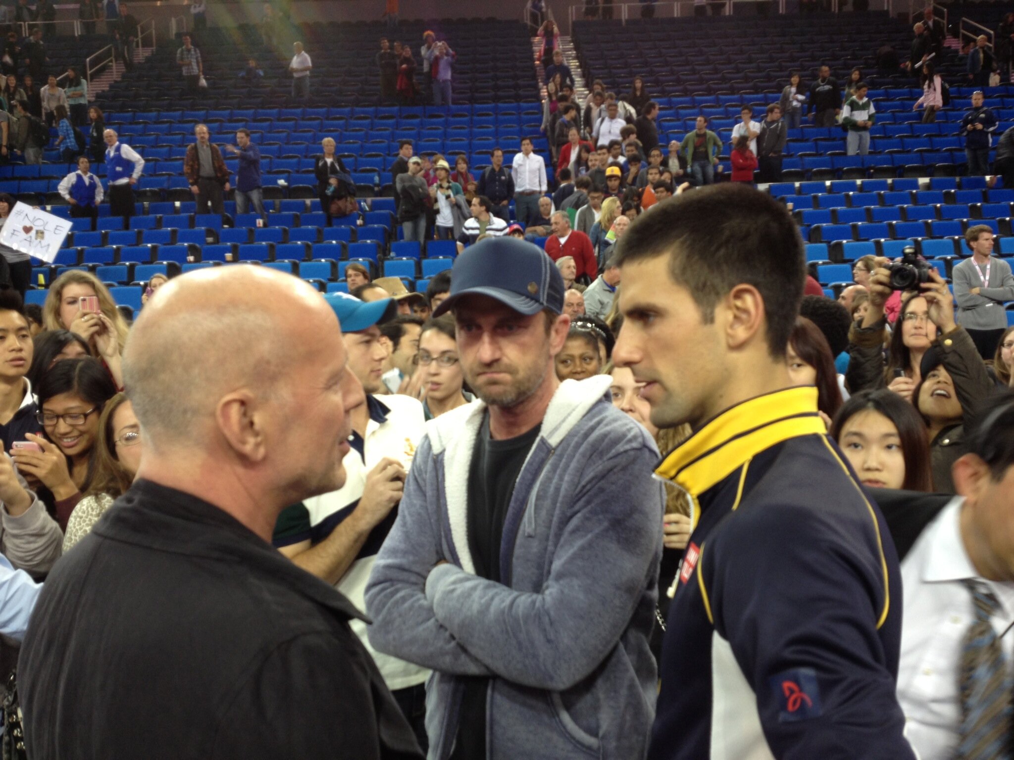 BEnmre5CcAAvS_b.jpg:large