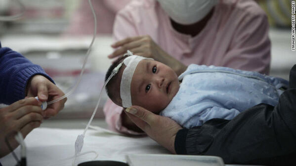 ChinaSmog_'s tweet photo. A pediatric hospital says that they have treated around 9,000 children for respiratory illnesses #HelpThePatients http://t.co/mNozoYCLMW