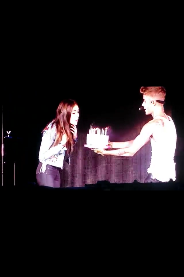 MadisonsUpdates's tweet image. Madison blowing out the candles on her cake :)