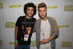 NewsBiebah's tweet photo. Fotos del M&amp;G en London. {Sí das RT, por favor siguenos, pide follow back} http://t.co/qBy6TZ4sv5