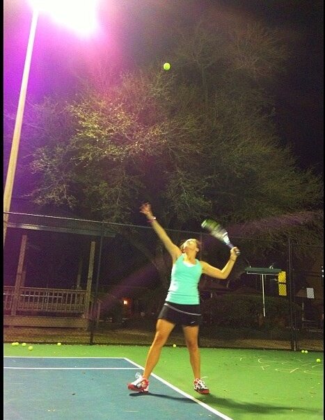 _lolo_cooper's tweet image. Just playing tennis💜🎾 #actionshot #practiceserve #wouldhavebeenafootfault #baseline #thankgodimnotplayingarealmatch