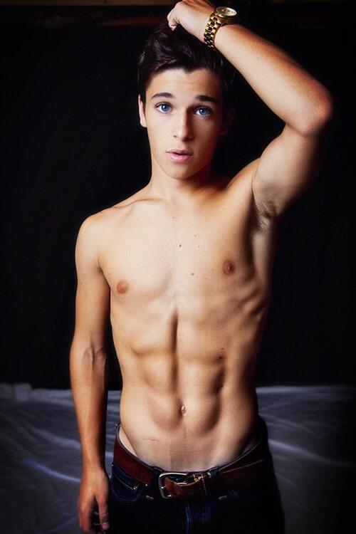 ElizabethTommo_'s tweet photo. Holy fuck Aaron, why do you do this to me. http://t.co/EwJympt0fP