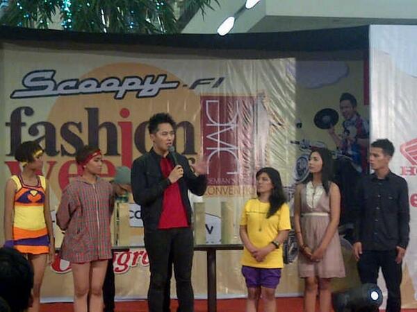 DMConvention's tweet photo. Pak @_DemianAditya_ perform THE RUSSIAN ROULETTE #DMC http://t.co/G9CUxmqfz8