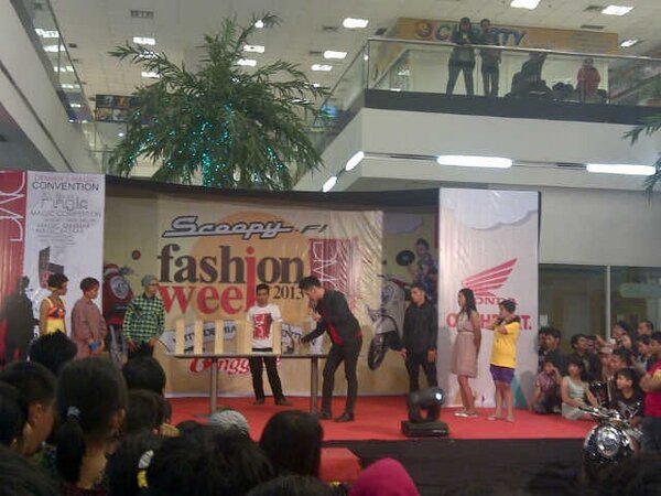 DMConvention's tweet photo. Pak @_DemianAditya_ THE RUSSIN ROULETTE #DMC http://t.co/wee6vAYjDo