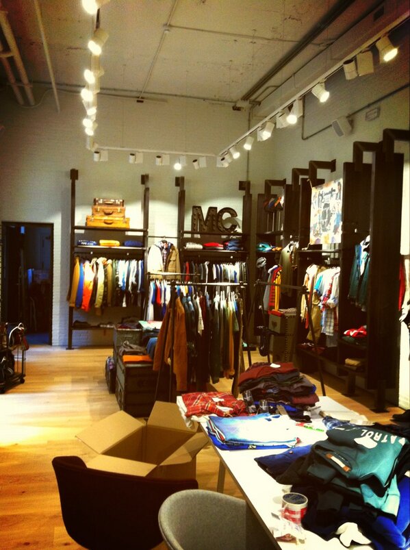 patry_secret's tweet photo. En pepe jeans avandonadas @miranda_hobbes_ http://t.co/4frsqvHYrk