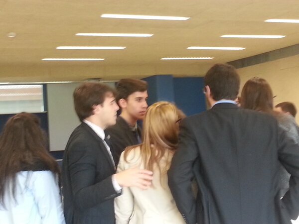 sicegranada's tweet image. Los diputados de diferentes partidos se reunen en un receso de la #com1. #sice2013