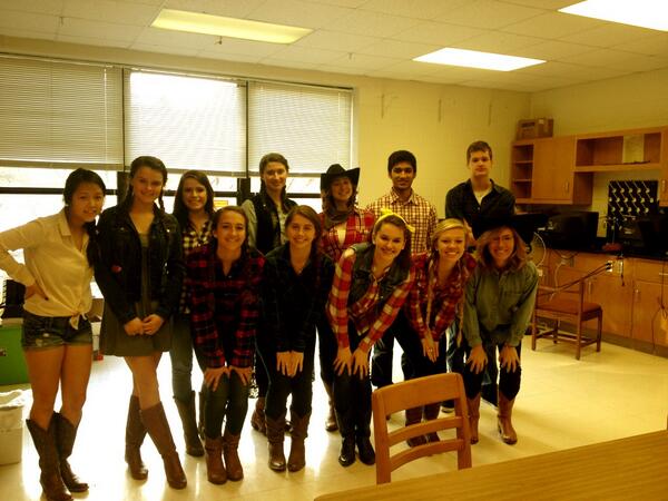 ADHSstuco's tweet photo. Apes class dressed up for #westernranchwednesday #adhsspiritweek http://t.co/K5SxTlu8db