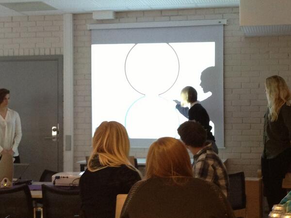 Problemloser's tweet image. Elever fra #Holmestrand vgs viser hvordan overskuddsvarme fra @NorskHydroASA kan varme opp skolen. #problemløser