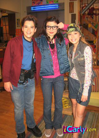 Are we still your fave show?! Tweet: #KCA #VoteiCarly to vote for us for a KCA!