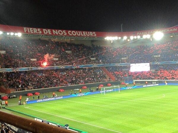 sportstudio's tweet photo. Das Spiel in #Paris hat Feuer. Leider nur vor dem Anpfiff - bisher. Aber kann ja noch werden... #PSGVFC http://t.co/9POyJxwHpV